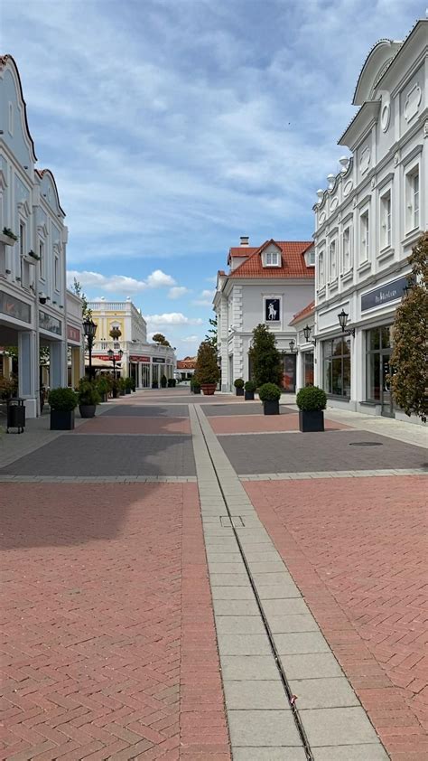 Designer Outlet Parndorf: Marken Shopping Center nahe Wien